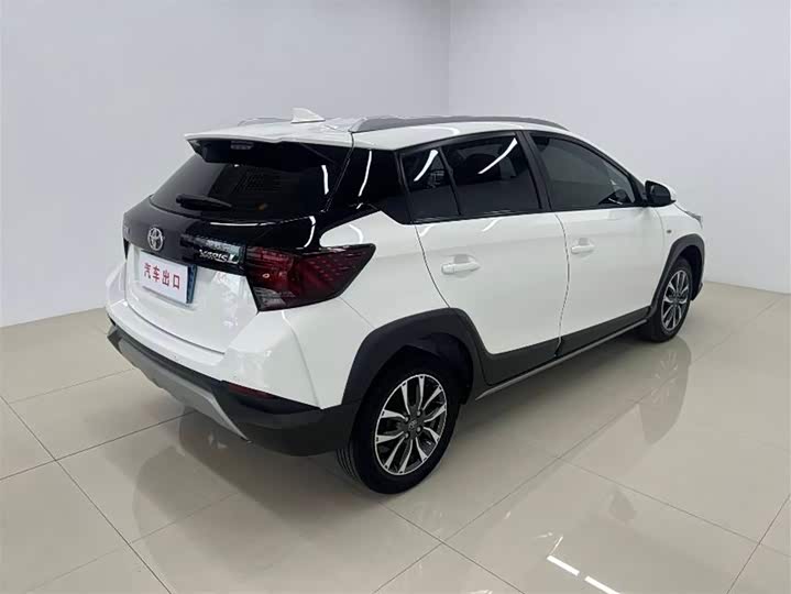 Фото 4 - Toyota Yaris L Hatchback