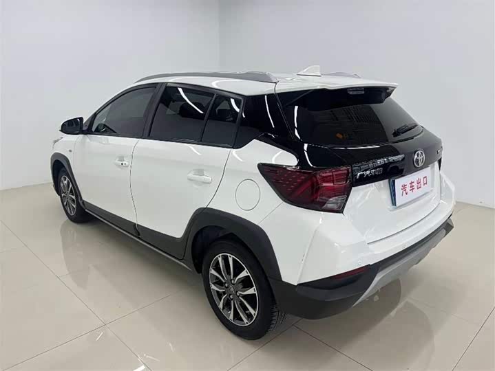 Фото 6 - Toyota Yaris L Hatchback