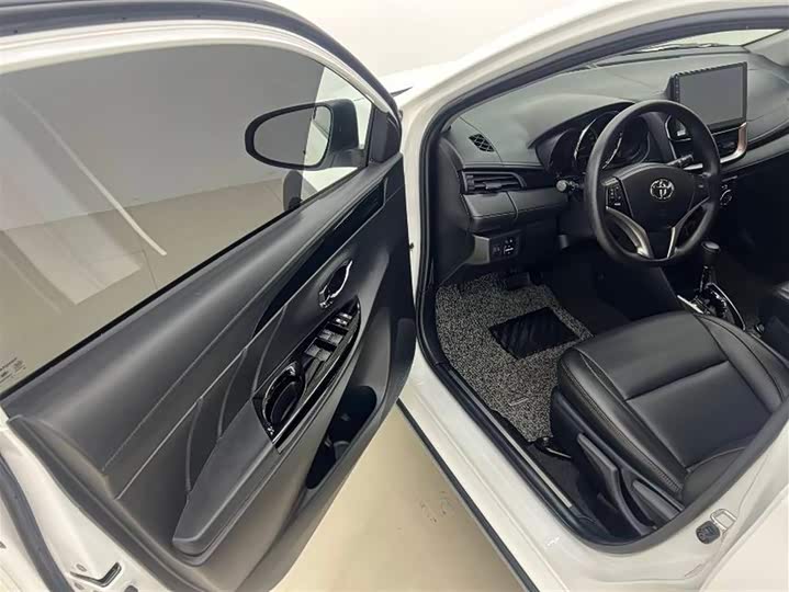 Фото 9 - Toyota Yaris L Hatchback