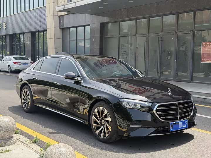Фото 3 - Mercedes-Benz E-Class