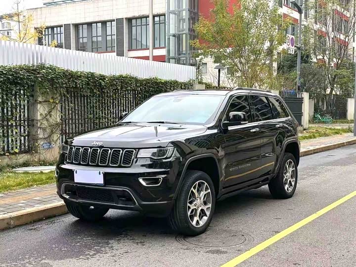 Фото 1 - Jeep Grand Cherokee