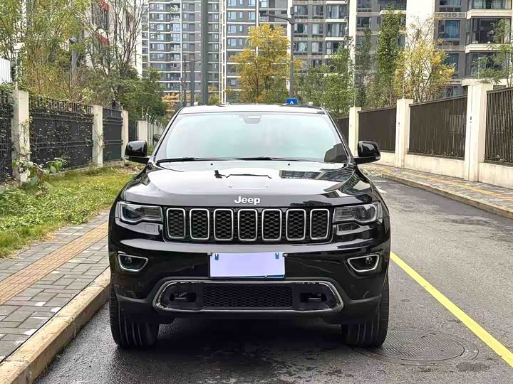 Фото 2 - Jeep Grand Cherokee