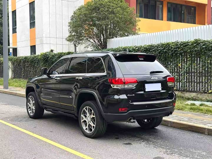 Фото 3 - Jeep Grand Cherokee