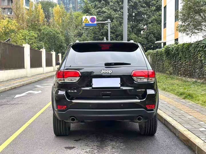 Фото 4 - Jeep Grand Cherokee