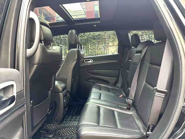 Фото 5 - Jeep Grand Cherokee
