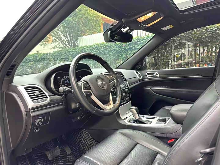 Фото 6 - Jeep Grand Cherokee