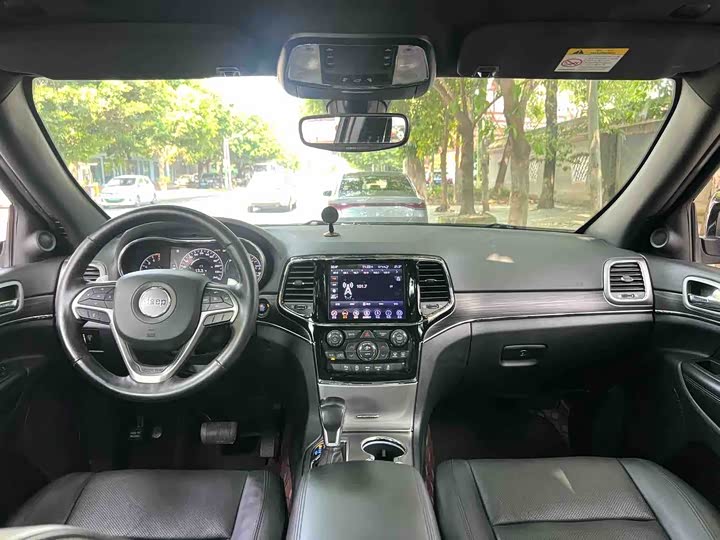 Фото 7 - Jeep Grand Cherokee