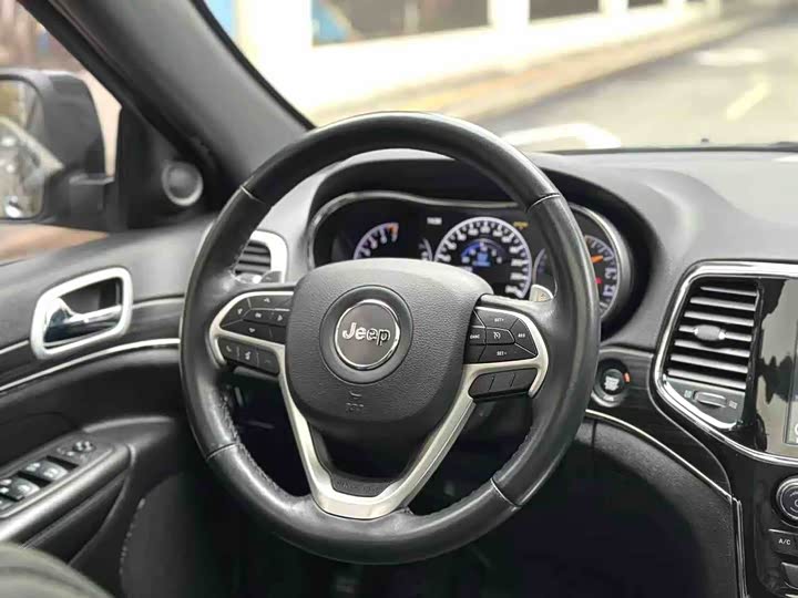Фото 8 - Jeep Grand Cherokee