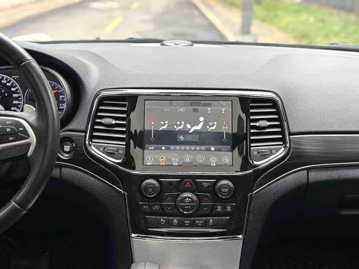 Фото 9 - Jeep Grand Cherokee