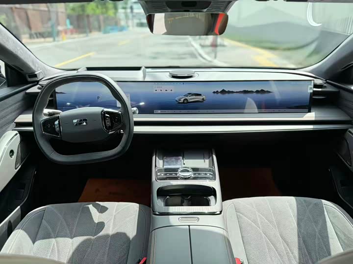 Geely Galaxy E8 2025 2025款 620km 四驱星舰激光雷达智驾版
