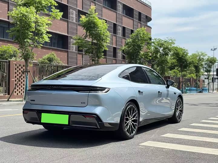 Geely Galaxy E8 2025 2025款 620km 四驱星舰激光雷达智驾版