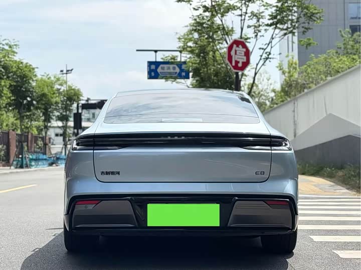 Geely Galaxy E8 2025 2025款 620km 四驱星舰激光雷达智驾版