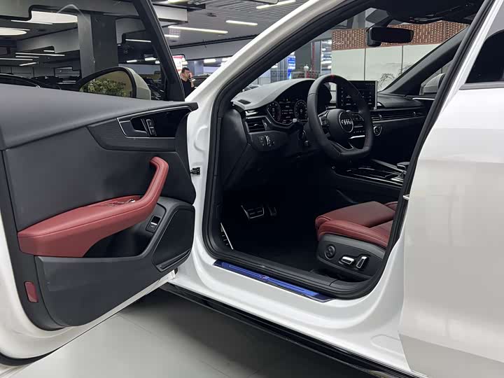 Audi A4L 2025 2025款 200万辆悦享版 40 TFSI 时尚动感型