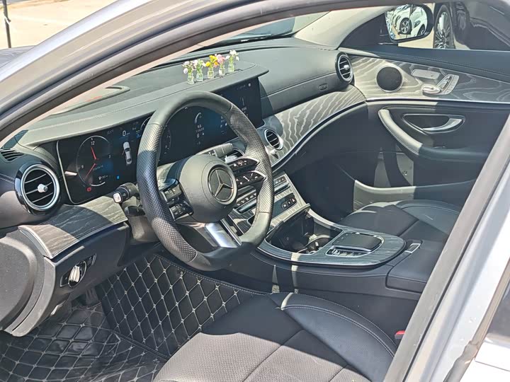 Фото 4 - Mercedes-Benz E-Class