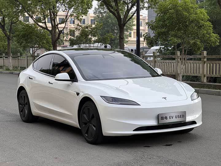 Фото 3 - Tesla Model 3
