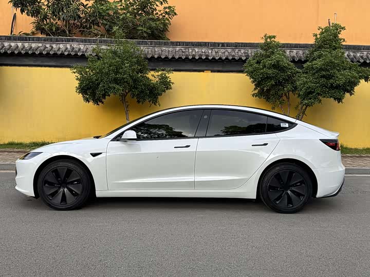 Фото 4 - Tesla Model 3