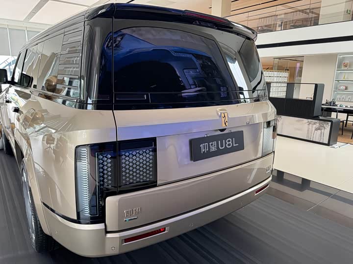 2026 BYD Yangwang U8 L