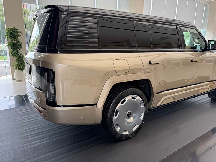 2026 BYD Yangwang U8 L