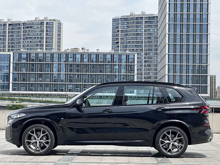 BMW X5 2026 2026款 改款 xDrive 30Li 尊享型M运动曜夜套装