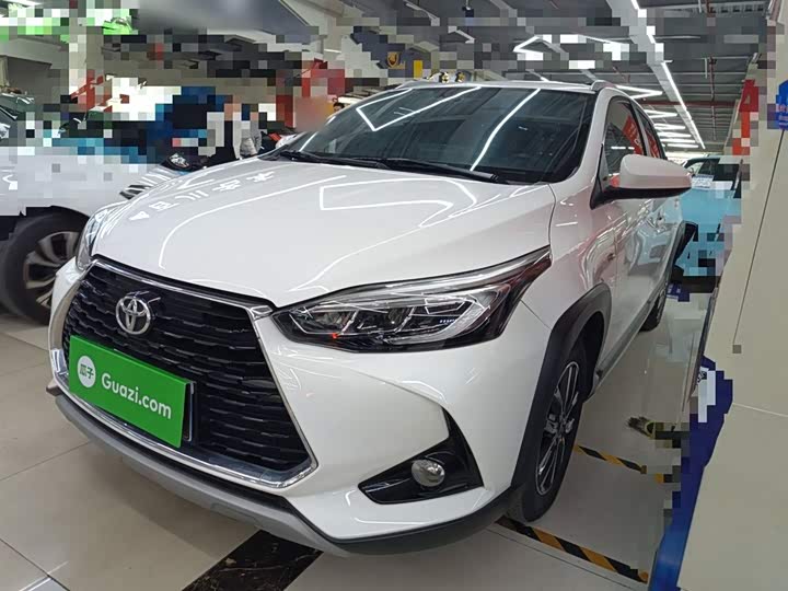 Фото 2 - Toyota Yaris L Hatchback