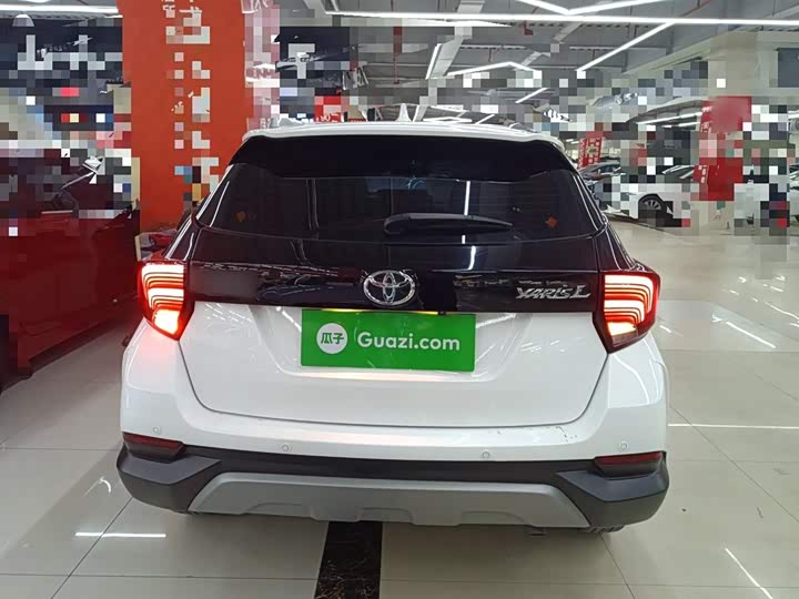 Фото 4 - Toyota Yaris L Hatchback