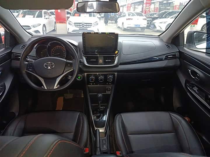 Фото 6 - Toyota Yaris L Hatchback
