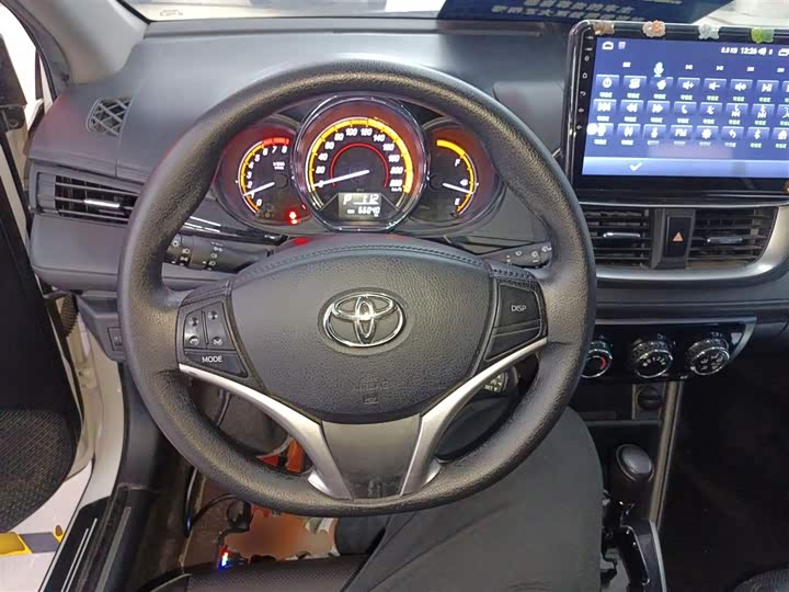 Фото 7 - Toyota Yaris L Hatchback