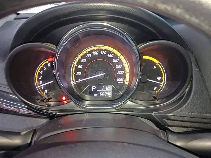 Фото 8 - Toyota Yaris L Hatchback