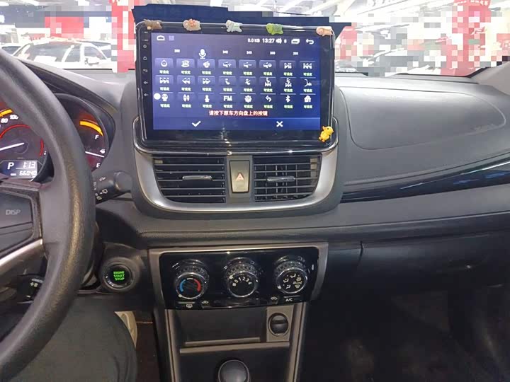 Фото 9 - Toyota Yaris L Hatchback