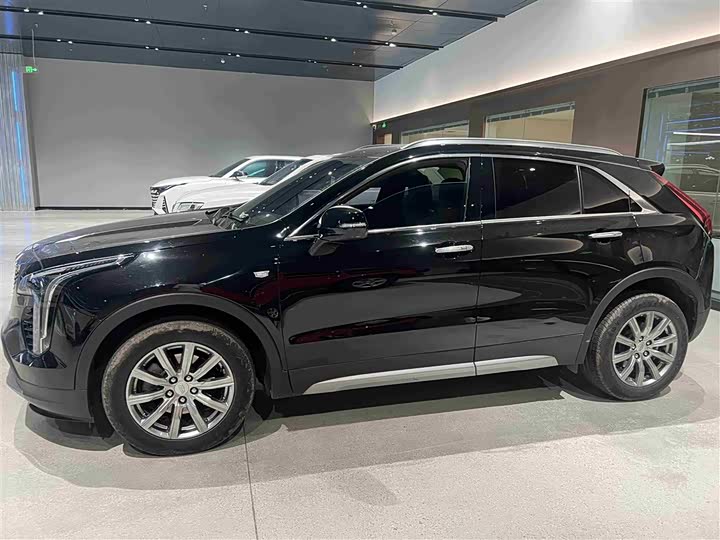 Photo 5 - Cadillac XT4