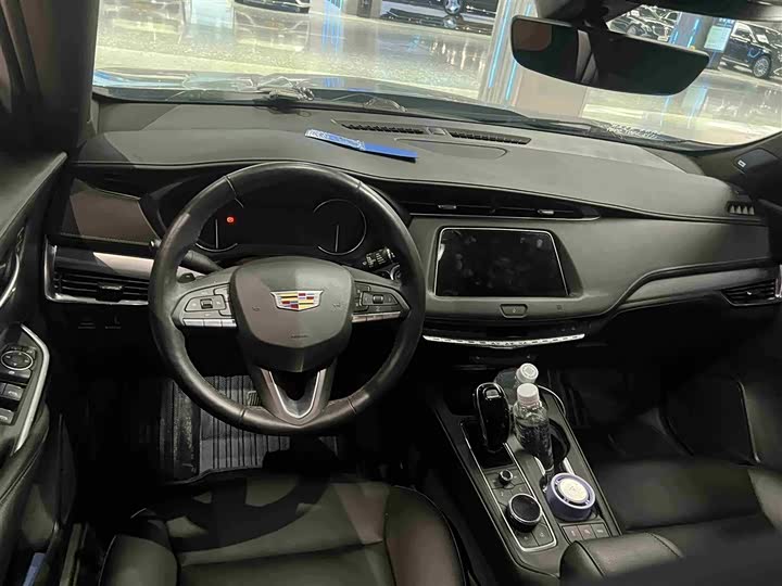 Photo 8 - Cadillac XT4