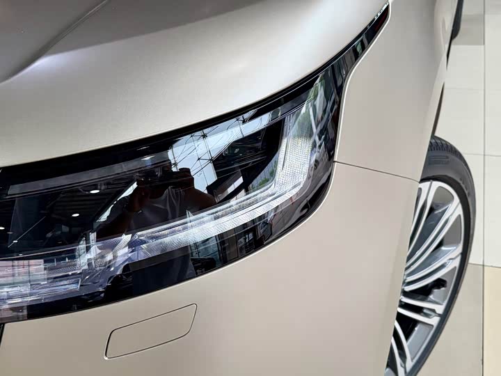 Land Rover Range Rover 2025 2025款 3.0 L6 400PS 盛世加长版