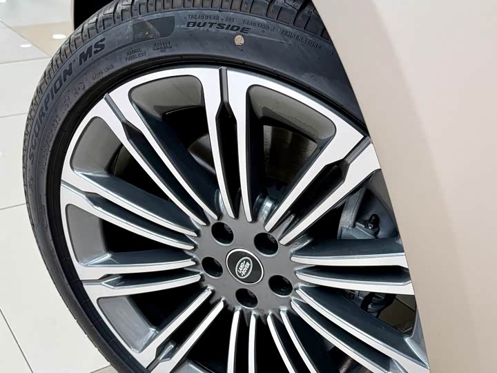 Land Rover Range Rover 2025 2025款 3.0 L6 400PS 盛世加长版