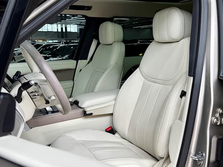 Land Rover Range Rover 2025 2025款 3.0 L6 400PS 盛世加长版