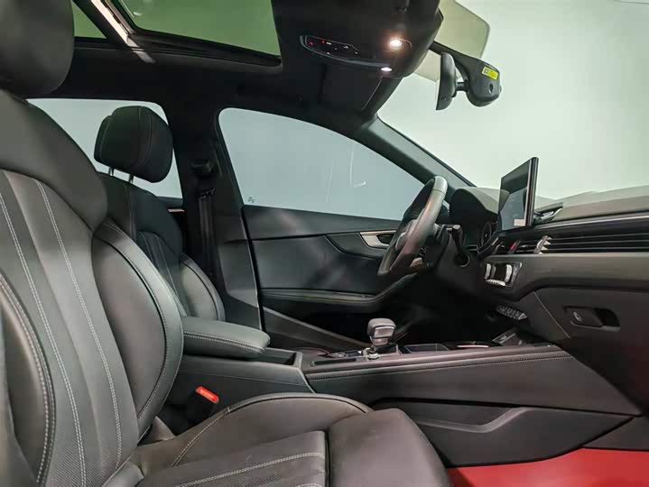Фото 8 - Audi A4L