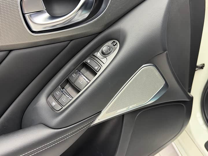 Photo 9 - Infiniti Q50L