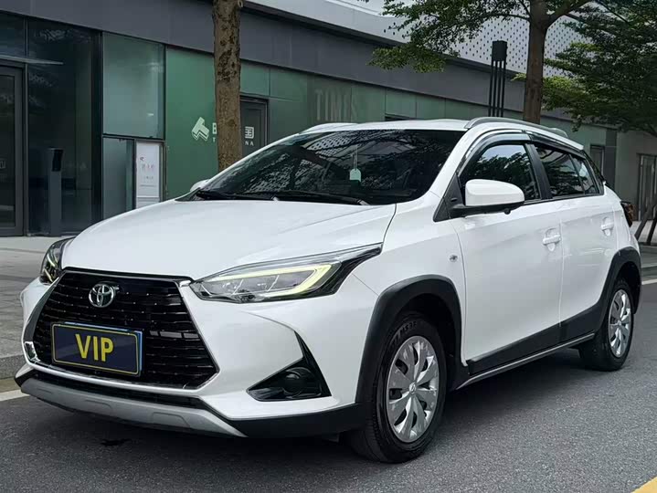Фото 1 - Toyota Yaris L Hatchback