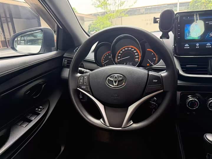 Фото 2 - Toyota Yaris L Hatchback