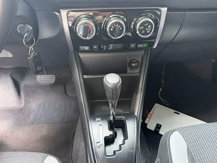 Фото 3 - Toyota Yaris L Hatchback