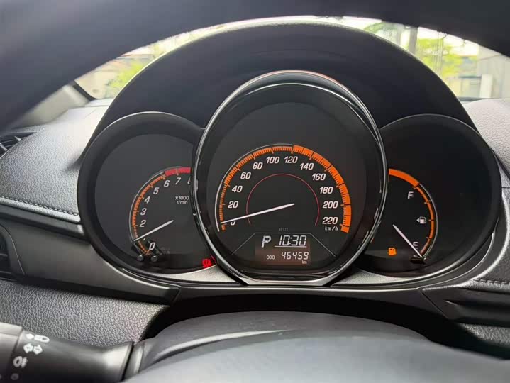 Фото 6 - Toyota Yaris L Hatchback