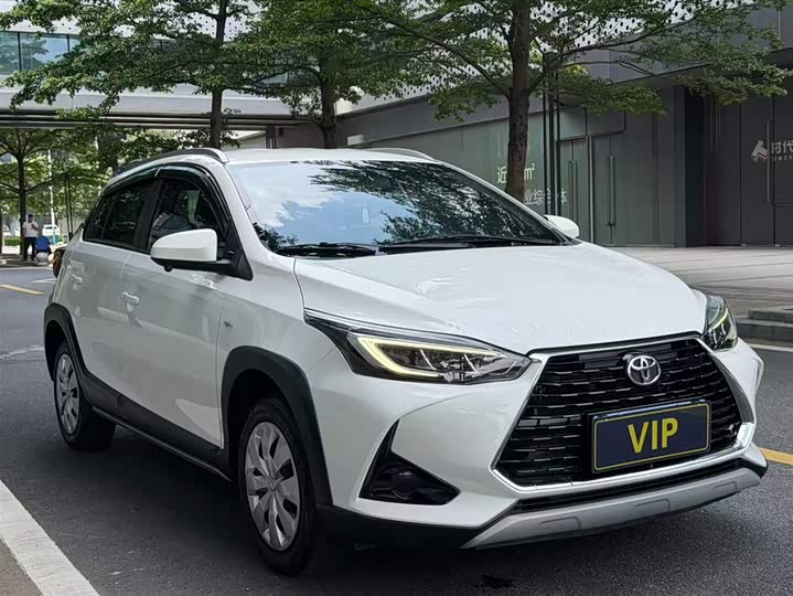 Фото 8 - Toyota Yaris L Hatchback