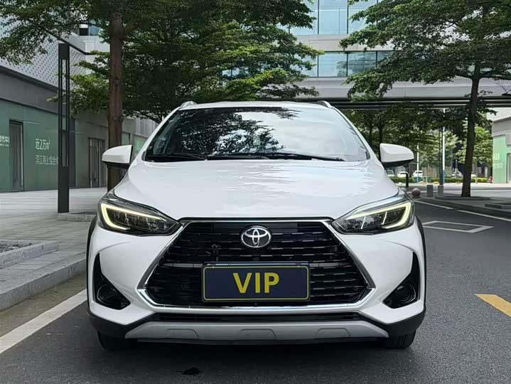 Фото 9 - Toyota Yaris L Hatchback