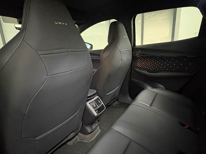 Фото 8 - Volkswagen ID.Unyx 06
