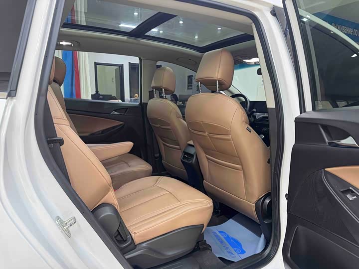 Photo 9 - Buick GL6
