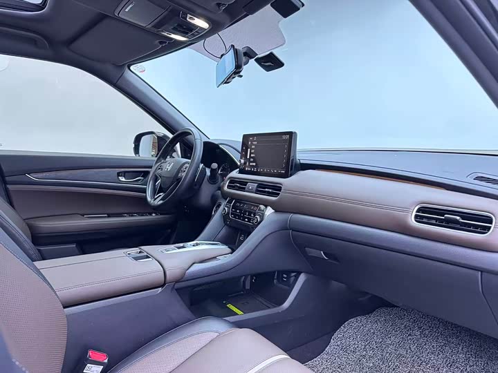 Photo 6 - Honda UR-V