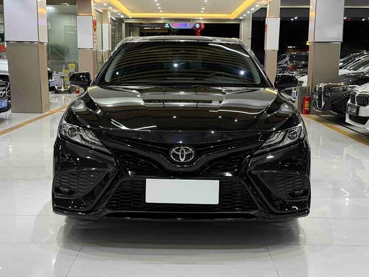 Фото 2 - Toyota Camry