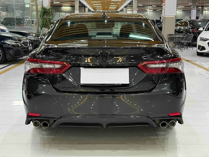 Фото 6 - Toyota Camry