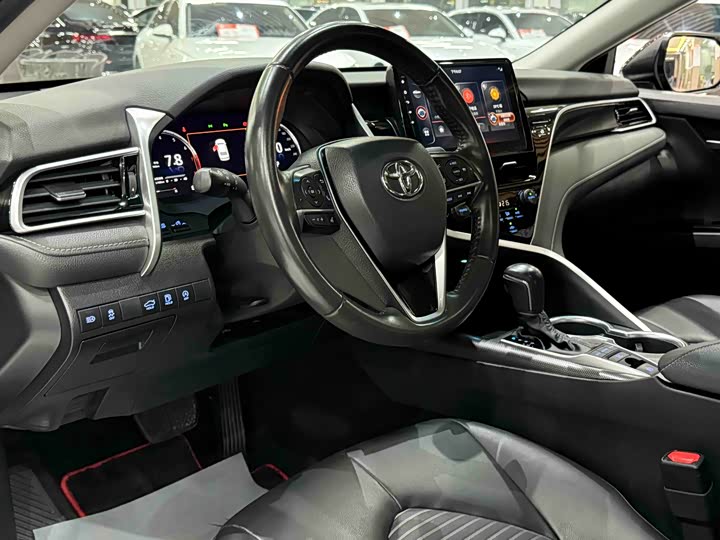 Фото 8 - Toyota Camry
