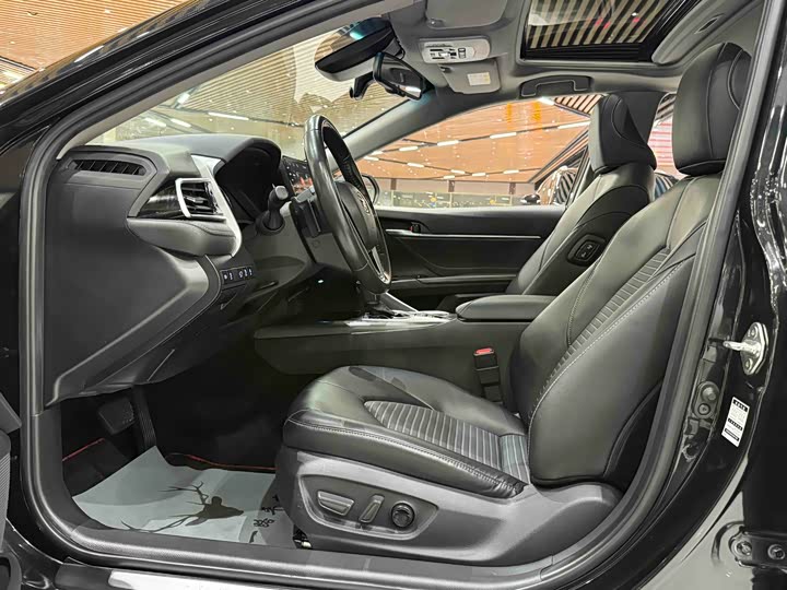 Фото 9 - Toyota Camry