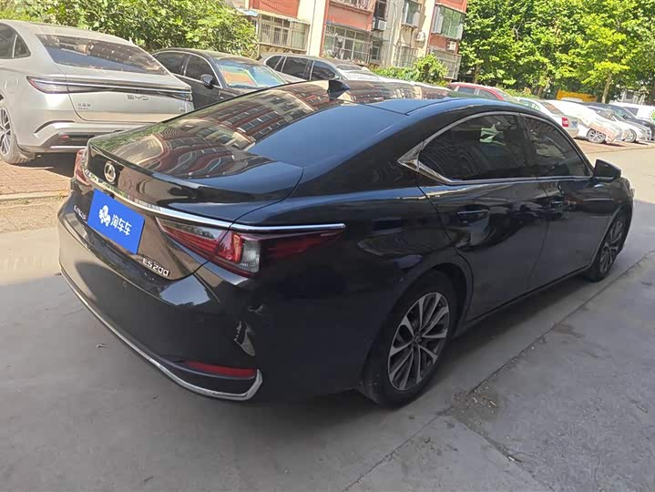 Фото 3 - Lexus ES